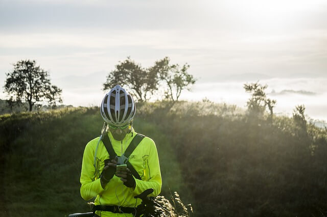 Mann auf MTB mit Smartphone